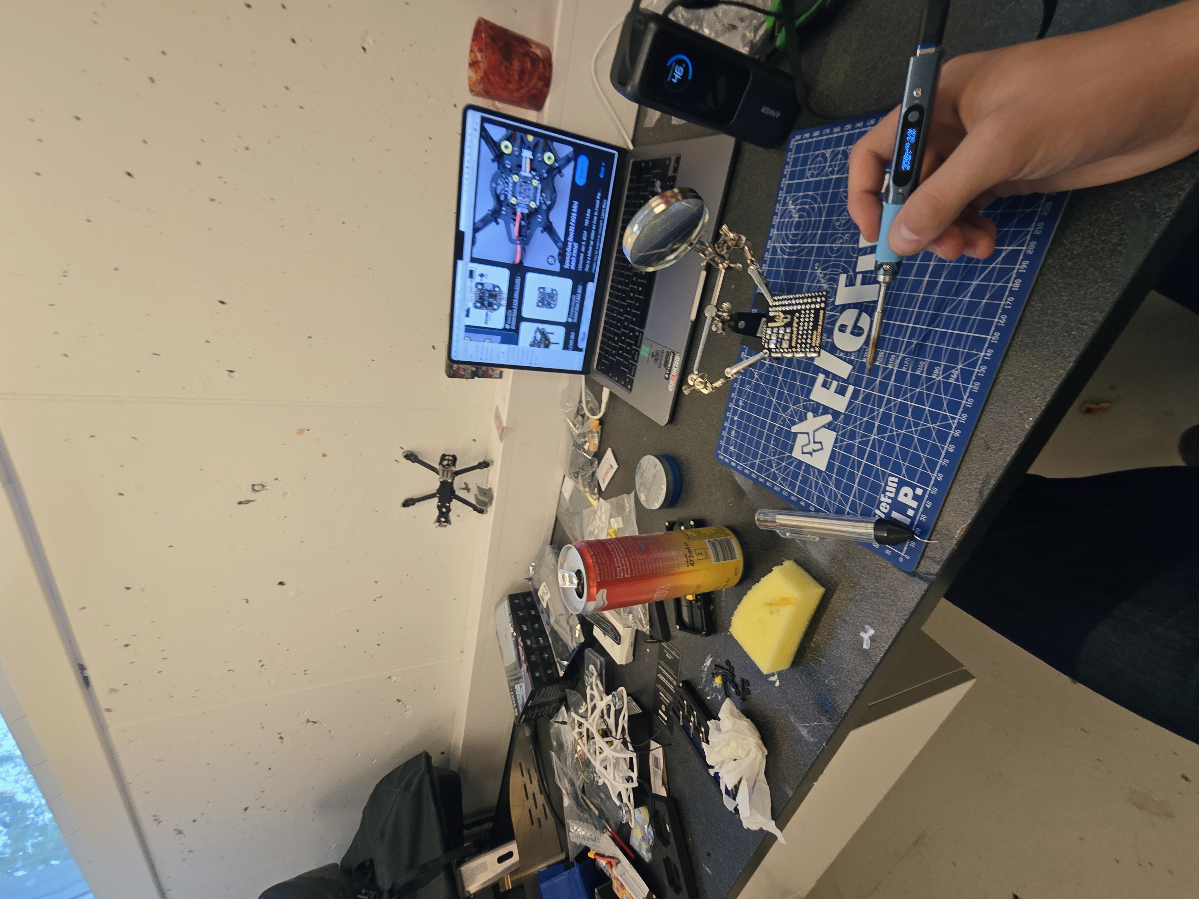 Detaljert visning av FPV drone komponenter, flight controller og kablingsarbeid