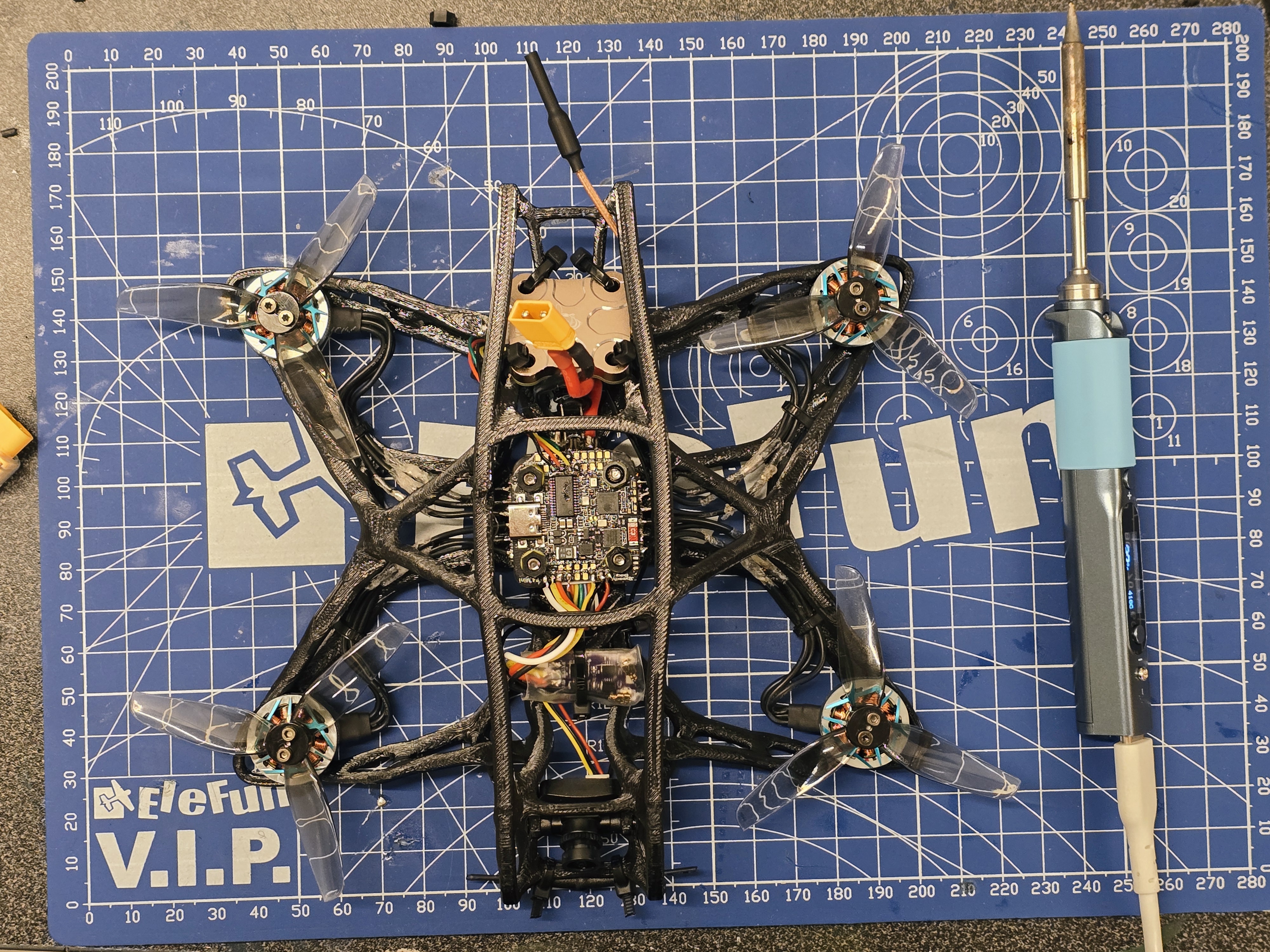 Sidevisning av FPV racing drone med monterte propeller og T-Motor P1604 motorer