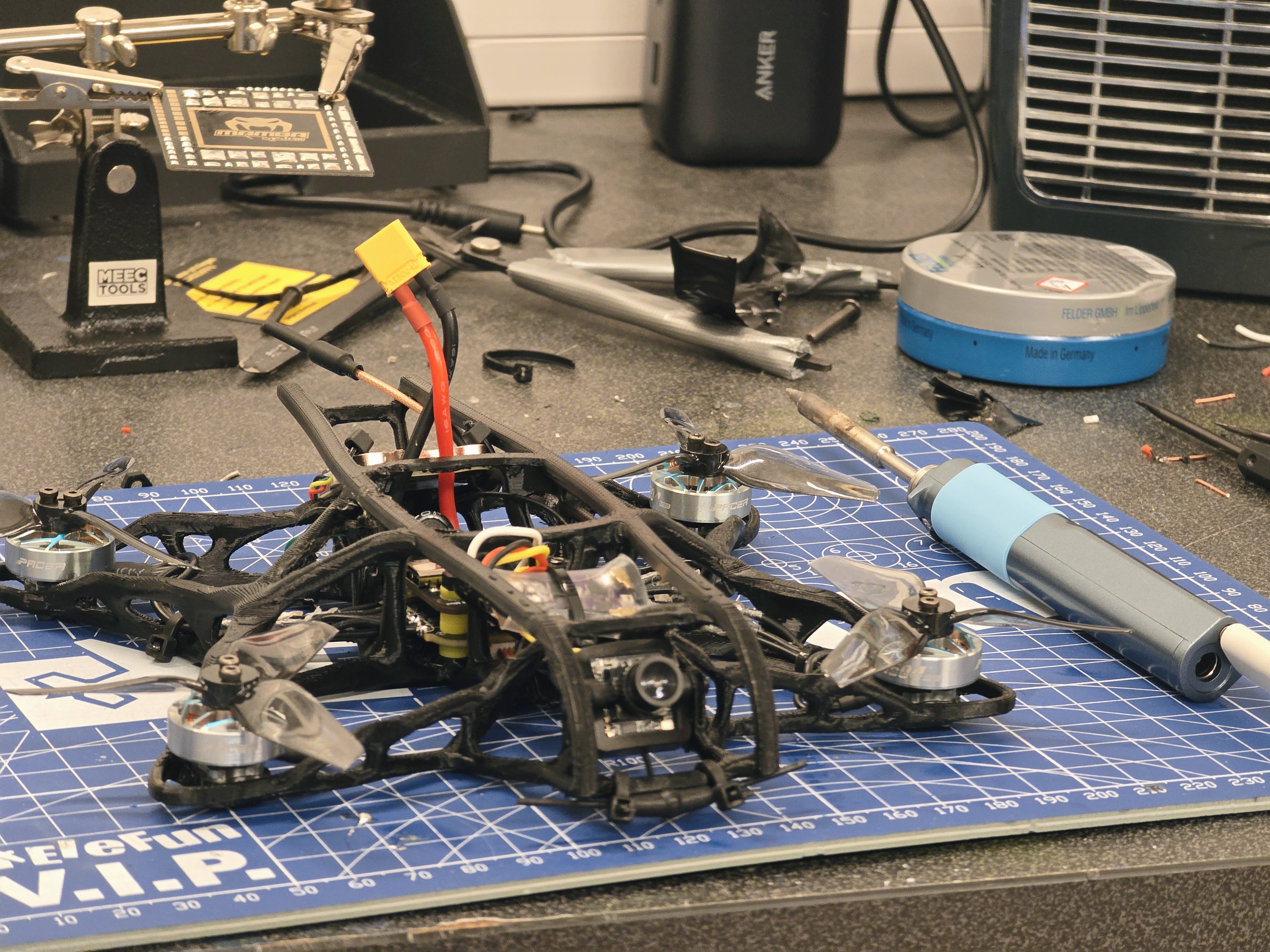 3-tommers FPV racing drone på byggeplass med verktøy