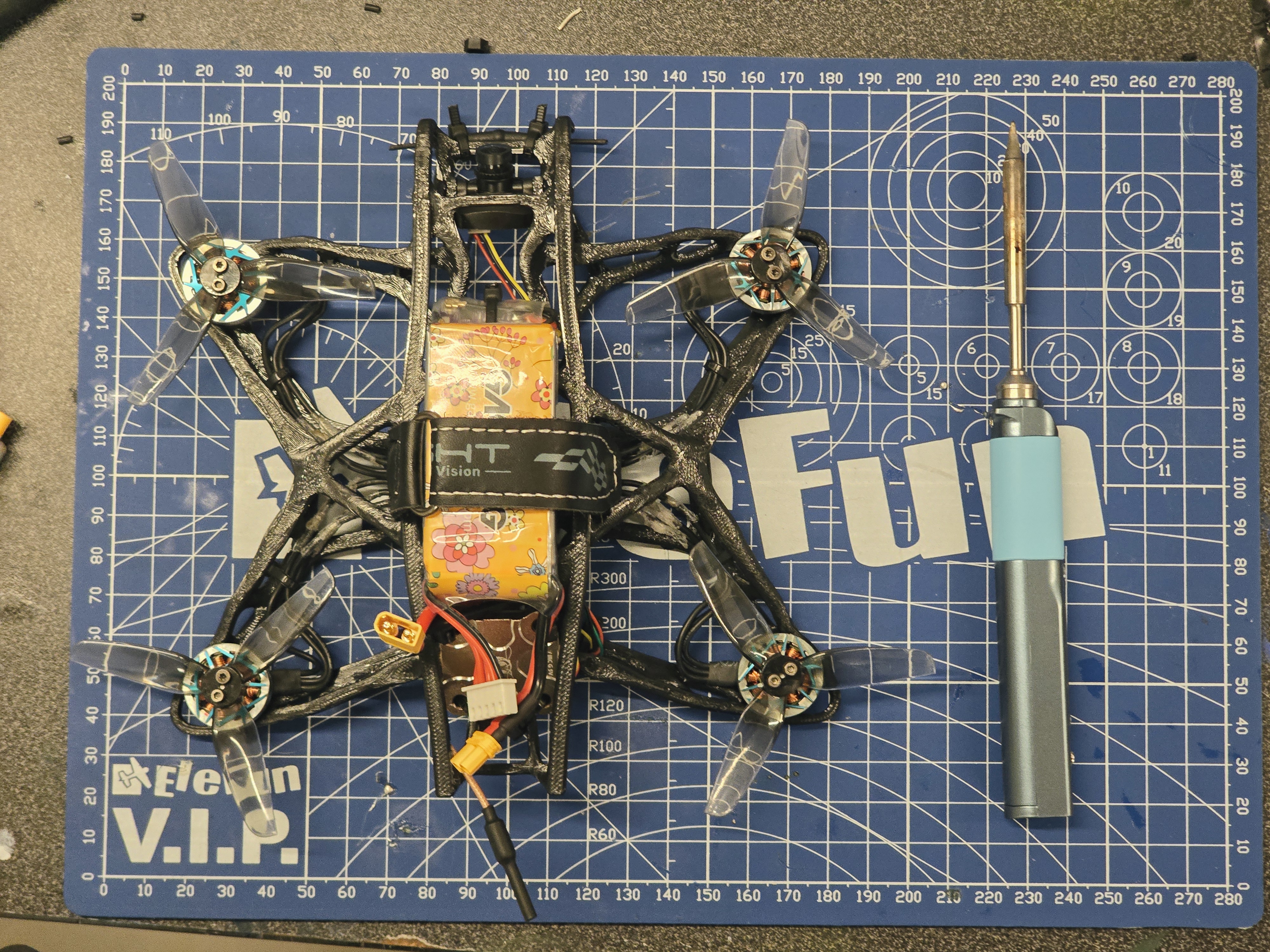 Nærbilde av FPV drone som fokuserer på SpeedyBee F405 Mini Stack og elektriske komponenter