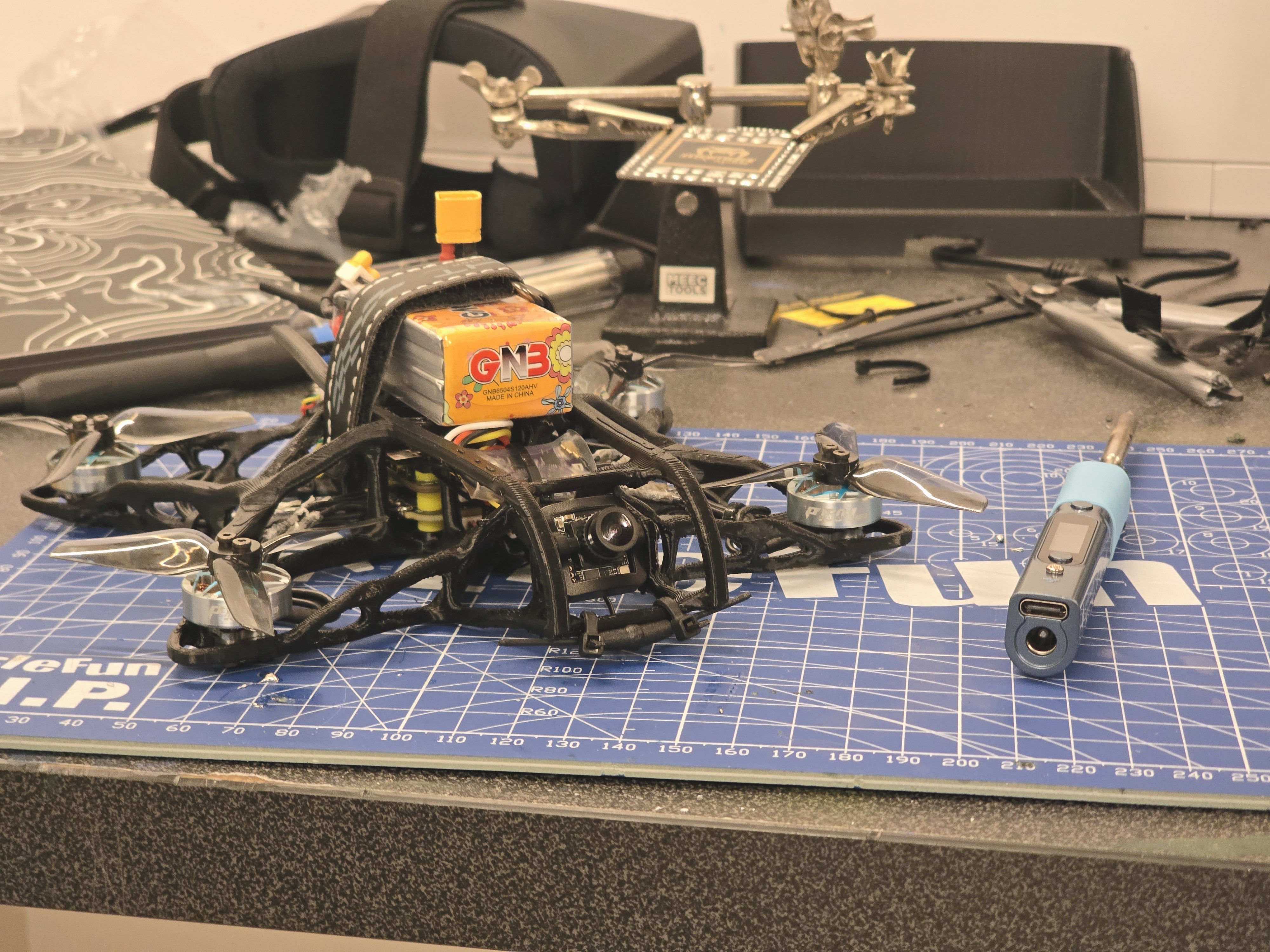 Ferdig montert 3-tommers FPV racing drone, klar for testing og flying